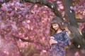rodinny fotograf dievcatko v kvitnucich sakurach