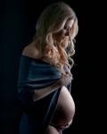 tehotna mamicka pri atelierovom foteni s odhalenym bruskom