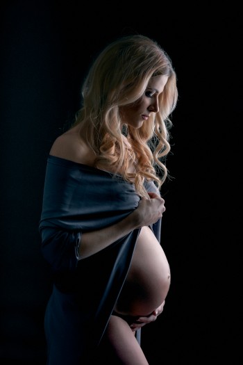 tehotna mamicka pri atelierovom foteni s odhalenym bruskom