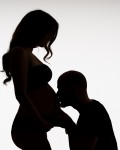 silueta buducich rodicov pri tehotenskom foteni na bielom pozadi