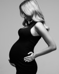 ciernobiela fotka tehotnej mamicky v ciernych satach
