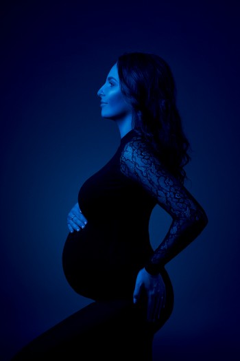 umelecka foto tehotnej zeny s modrym svietenim