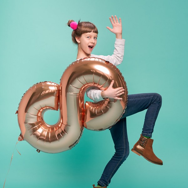 fotka dievcatka s narodeninovym balonom cislom
