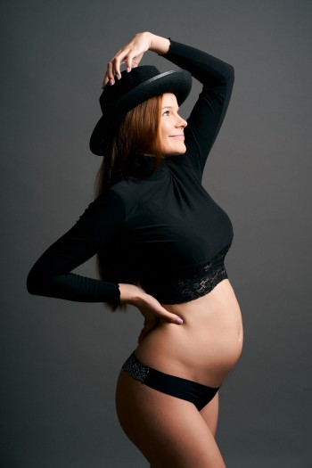 tehotenske fotenie buduca mamicka v klobuku