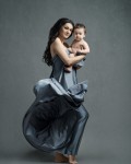 foto mamicky v dlhom vejucom sifone v naruci so synom